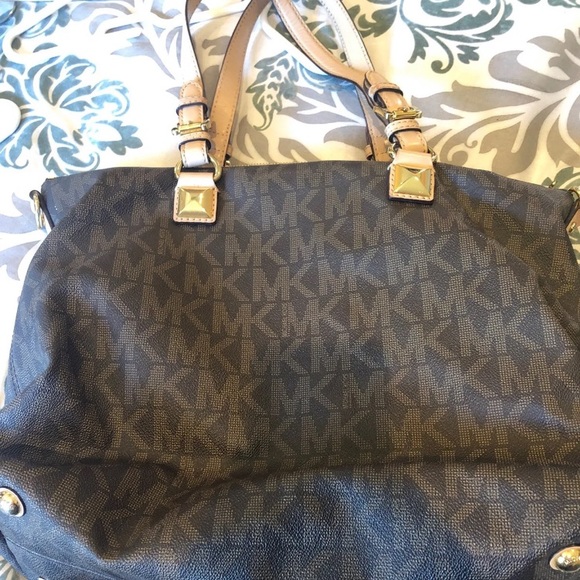 Michael Kors medium purse - Picture 2 of 4